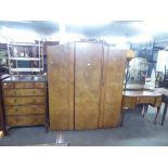 AN EDWARDIAN WALNUT THREE PIECE BEDROOM SUITE, COMPRISING; OF A KIDNEY SHAPED DRESSING TABLE WITH
