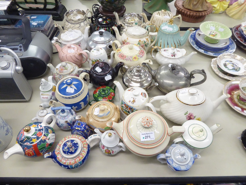 A COLLECTION OF TEAPOTS TO INCLUDE COPELAND SPODE, JASPERWARE, ARTHUR WOOD, JAMES DIXON PEWTER