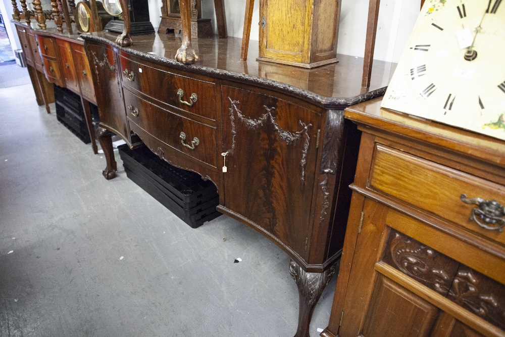 VICTORIAN MAHOGANY SERPENTINE SIDEBOARD, TWO CUPBOARDS TO EITHER END WITH TWO CENTRAL GRADUATED