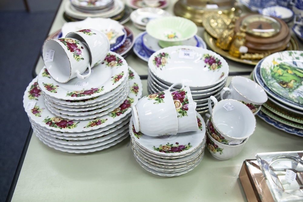 ROYAL NORFOLK CHINA ROSE PRINTED DINNER AND TEA SERVICE FOR SIX PERSONS, 33 PIECES