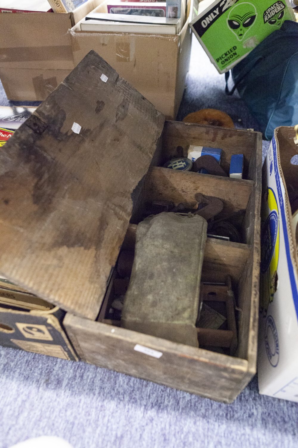 AN EARLY TWENTIETH CENTURY WOODEN BOX, CONTAINING; A R.A.C. CAR BADGE, VARIOUS TOOLS, CLAMPS, TINS