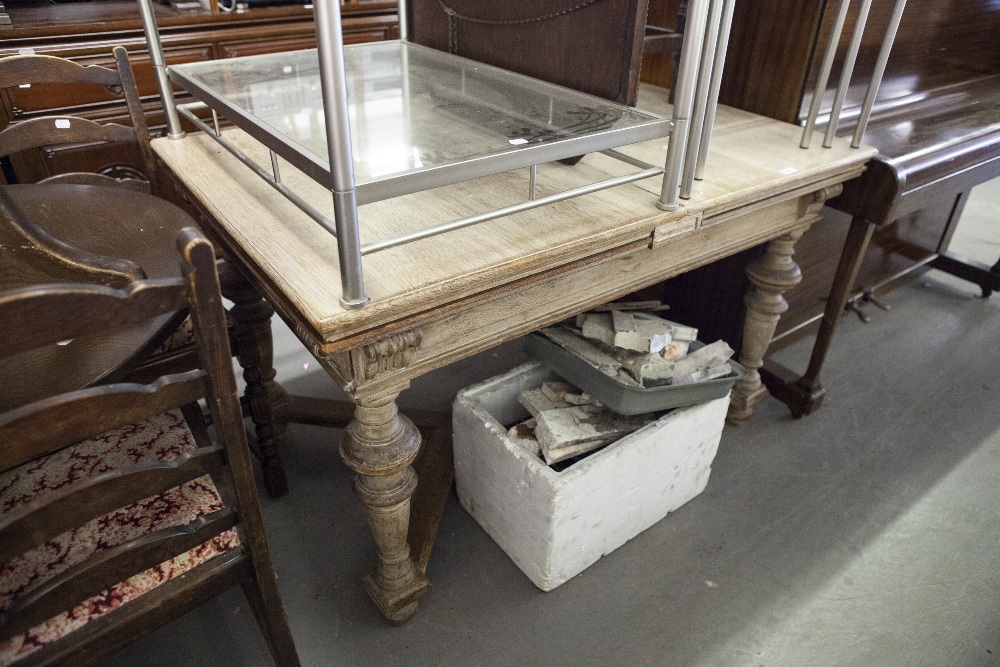 VICTORIAN OAK EXTENDING DINING TABLE, THE PULL-OUT TOP ON TURNED SUPPORTS WITH 'Y' STRETCHER