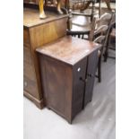 A MAHOGANY TWO DOOR RECORD STORAGE CABINET AND A SELECTION OF 78 RPM RECORDS