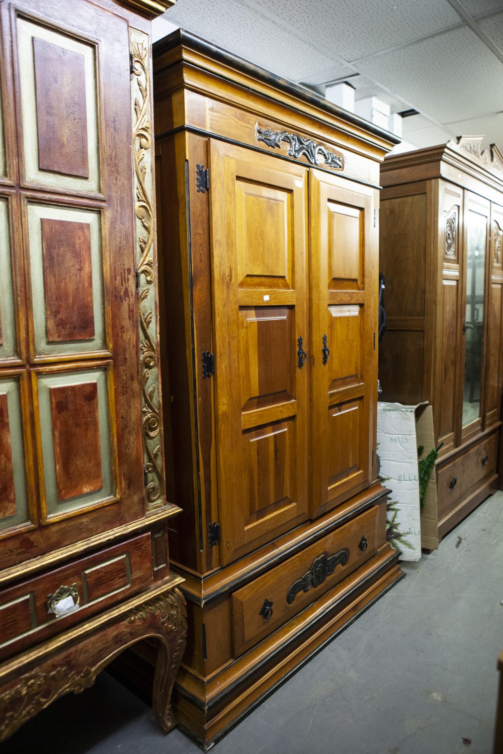 A MODERN STAINED WOOD DOUBLE WARDROBE WITH PANEL DOORS AND LARGE DRAWER TO BASE, WITH TUDOR ROSE