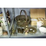 A COLLECTION OF BRASS WARES TO INCLUDE; A JAM PAN, HORSE BRASSES, A PLATE STAND VASE