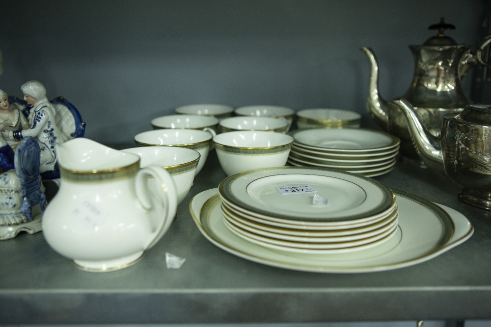 A ROYAL DOULTON 'CLARENDON' TEA SERVICE FOR SIX PERSONS, 22 PIECES