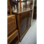 A LARGE CIRCA 1930's BURR WALNUTWOOD TWO DOOR SIDE CABINET OR DRINKS CABINET, ENCLOSING A CERAMIC