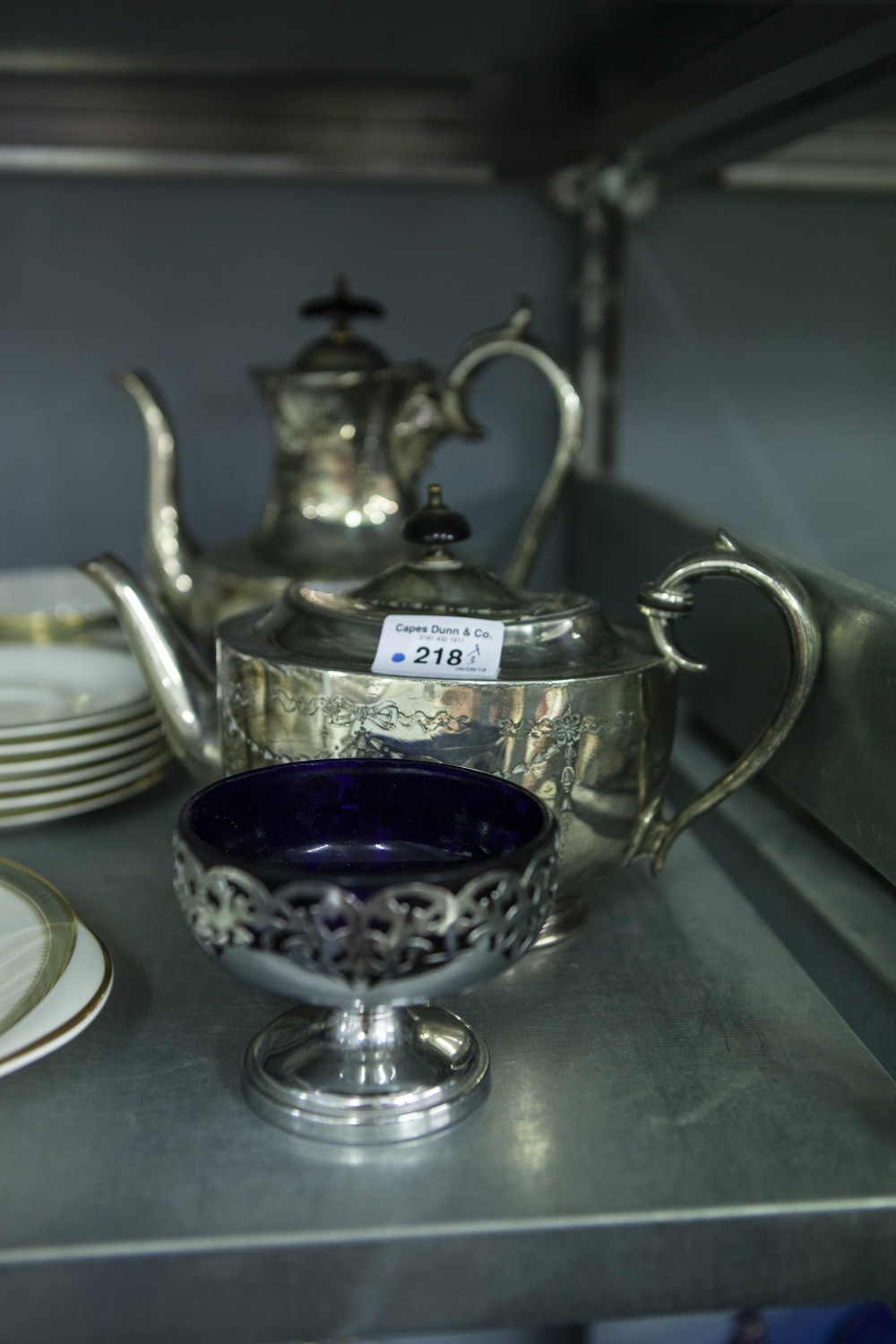 AN ELECTROPLATE TEA AND COFFEE POT, HAVING EBONISED FINIAL AND SCROLL DECORATION AND AN ELECTROPLATE