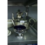 AN ELECTROPLATE TEA AND COFFEE POT, HAVING EBONISED FINIAL AND SCROLL DECORATION AND AN ELECTROPLATE