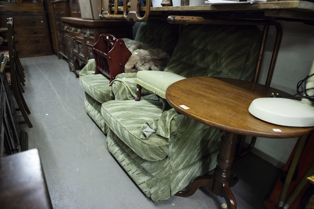 A PAIR OF MANUAL RECLINING LOUNGE CHAIRS, IN GREEN VELVET AND A BOX STOOL UPHOLSTERED TO MATCH