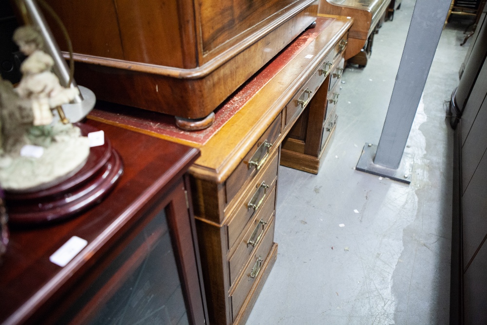 AN EARLY TWENTIETH CENTURY GEORGIAN STYLE MAHOGANY TWIN PEDESTAL DESK, WITH THREE FRIEZE AND SIX