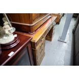 AN EARLY TWENTIETH CENTURY GEORGIAN STYLE MAHOGANY TWIN PEDESTAL DESK, WITH THREE FRIEZE AND SIX