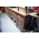 AN EARLY TWENTIETH CENTURY MAHOGANY SIDEBOARD, RAISED BACK, ONE LONG AND TWO SHORT DRAWERS, ONE