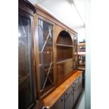 A MAHOGANY REPRODUCTION WALL DISPLAY CABINET AND DRINKS UNIT, THE TOP WITH CENTRAL ARCH, WITH