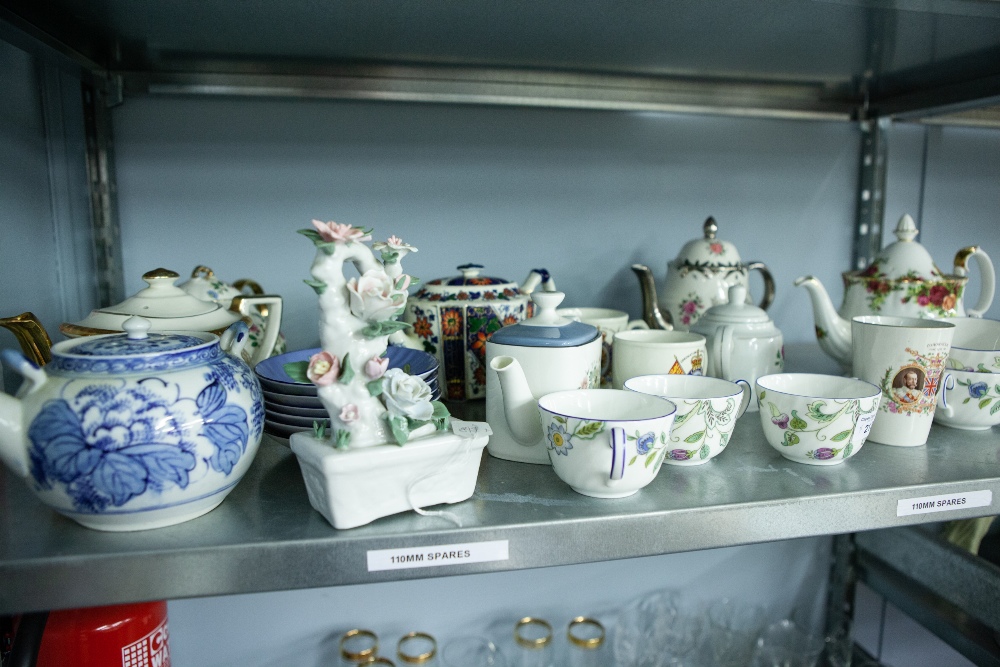 SELECTION OF CHINA WARE TO INCLUDE A ROYAL ALBERT 'COUNTRY ROSES' TEAPOT, A DOULTON 'PASTORALE'