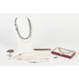 A GROUP OF LADIES COSTUME JEWELLERY TO INCLUDE: MARCASITE SILVER LEAF BROOCH, FOUR FAUX PEARL