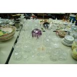 COLLECTION OF GLASS WARES TO INCLUDE A PAIR OF DECANTERS, A FRUIT BOWL, DRINKING GLASSES, ETC.