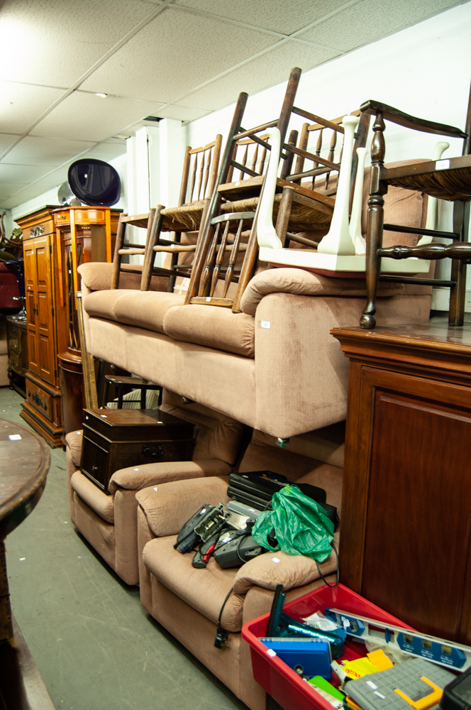 A PARKER KNOLL THREE PIECE SUITE COMPRISING A THREE SEATER SETTEE AND TWO ARMCHAIRS, IN PINK