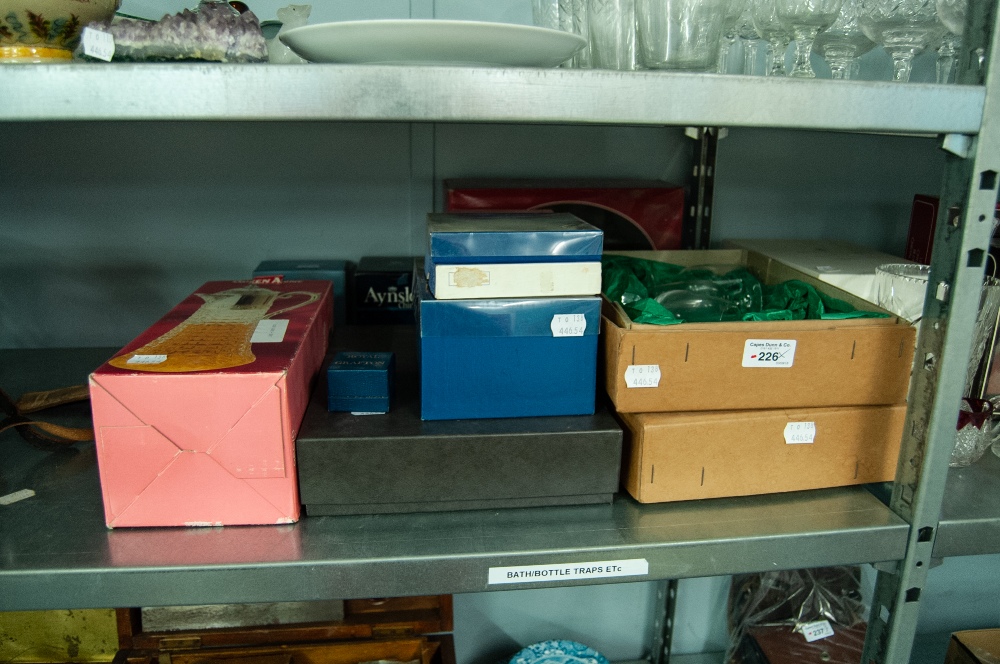 BOX OF DECORATIVE CERAMICS AND GLASS