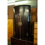 GEORGE III MAHOGANY BOW FRONTED HANGING CORNER CUPBOARD WITH BRASS BUTTERFLY HINGES