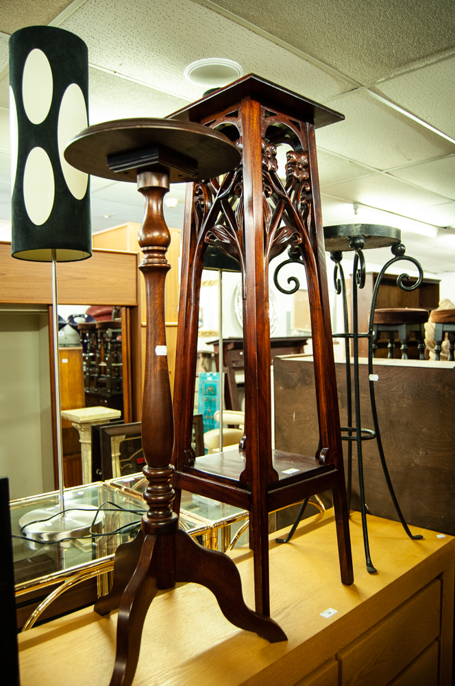 ART NOUVEAU STYLE MAHOGANY JARDINERE STAND, HAVING SQUARE TOP ON FOUR OUTSWEPT SUPPORTS WITH