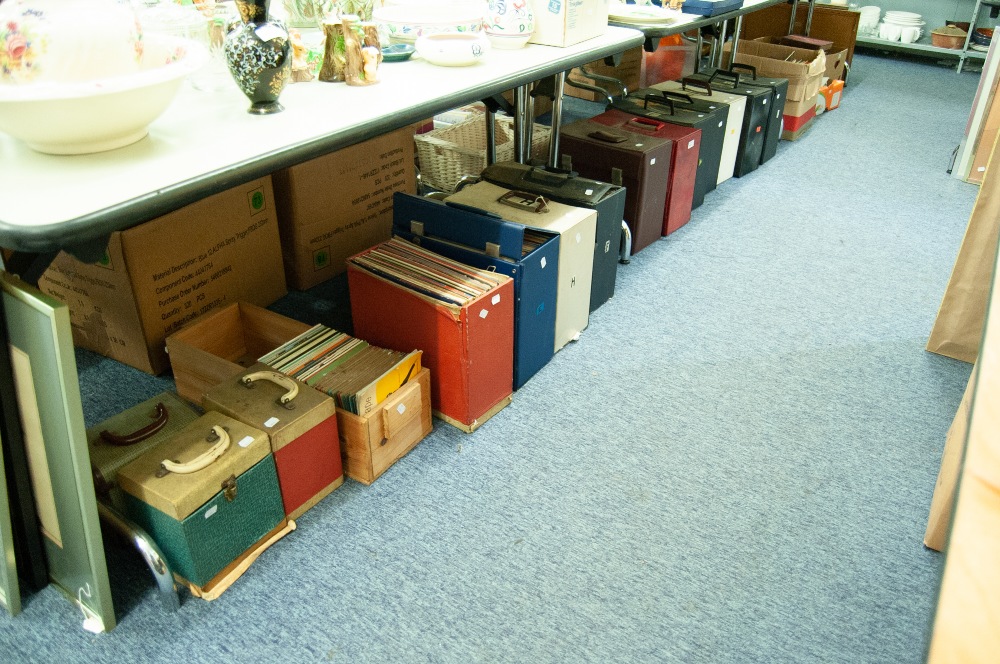 A LARGE COLLECTION OF GRAMOPHONE RECORDS AND SINGLE RECORDS (CONTENTS OF 14 RECORD CASES)