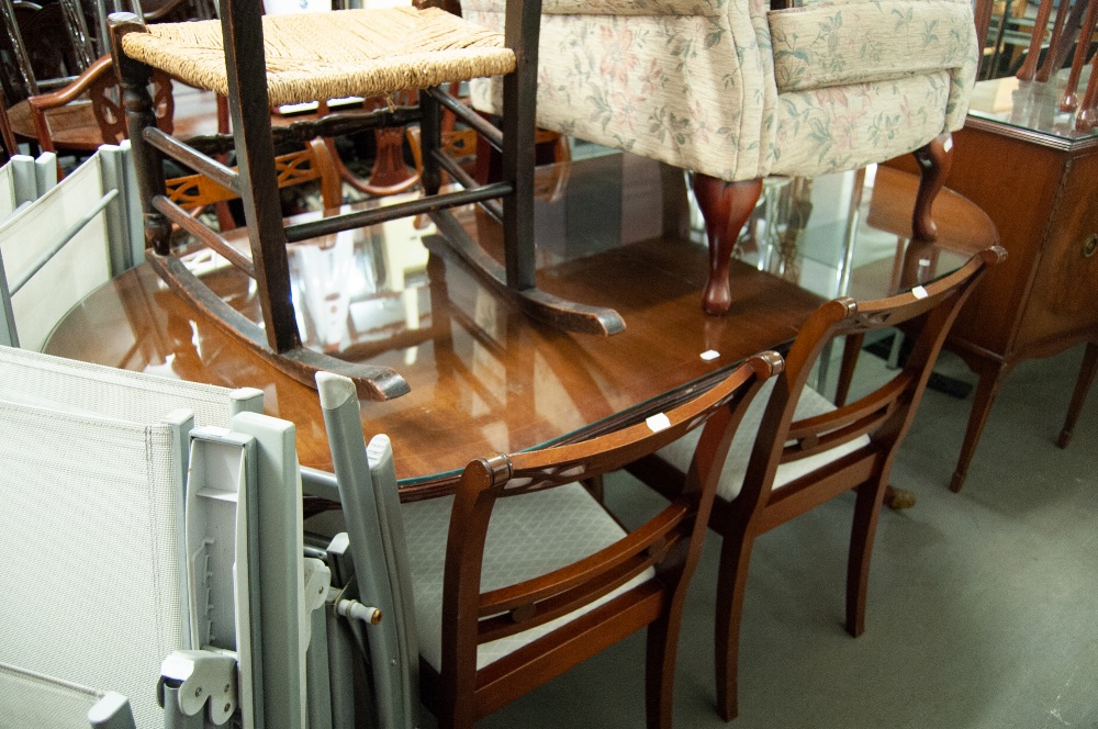 REGENCY STYLE DINING ROOM FURNITURE, COMPRISING; FOUR SINGLE CHAIRS, D-ENDED PEDESTAL DINING TABLE