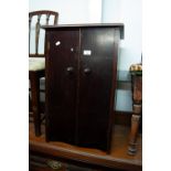 A MAHOGANY TWO DOOR RECORD STORAGE CABINET AND A SELECTION OF 78 RPM RECORDS