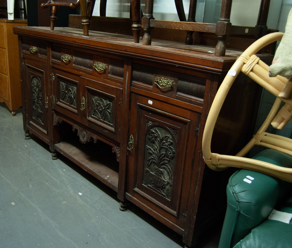AN EARLY TWENTIETH CENTURY MAHOGANY SIDEBOARD, RAISED BACK, ONE LONG AND TWO SHORT DRAWERS, ONE