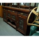 AN EARLY TWENTIETH CENTURY MAHOGANY SIDEBOARD, RAISED BACK, ONE LONG AND TWO SHORT DRAWERS, ONE