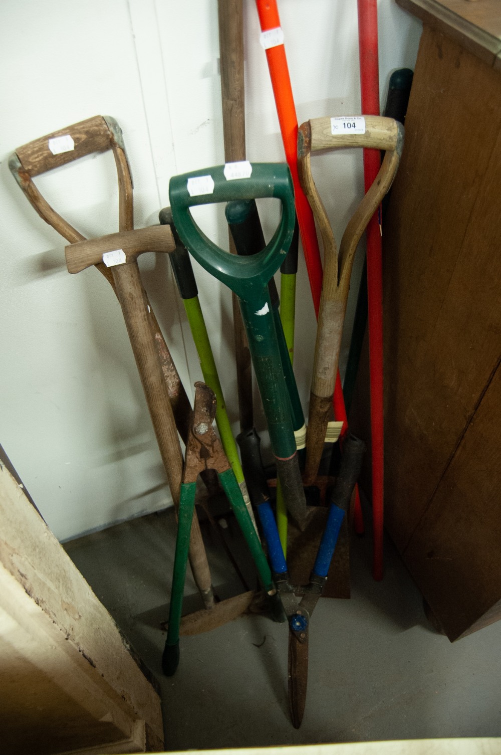 QUANTITY OF GARDEN TOOLS VARIOUS