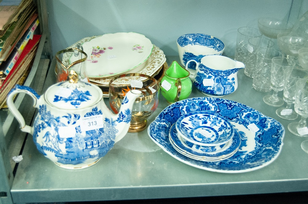 A SELECTION OF BLUE AND WHITE WARES TO INCLUDE; A SADLER'S TEAPOT, ABBEY BOWL AND JUG, A ROYAL