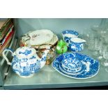 A SELECTION OF BLUE AND WHITE WARES TO INCLUDE; A SADLER'S TEAPOT, ABBEY BOWL AND JUG, A ROYAL