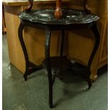 AN EDWARDIAN MAHOGANY CENTRAL TABLE WITH SHAPED TOP, LOW RELIEF CARVED EDGE OVER CENTRAL UNDERTIER