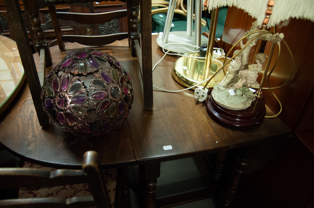 AN EDWARDIAN OAK GATELEG TABLE AND FIVE CHAIRS (4 + 1)