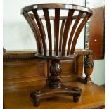 A REPRODUCTION MAHOGANY JARDINIERE WITH FLUTED SLATTED TOP, ON TURNED COLUMN AND SPREAD TRI-FOLD