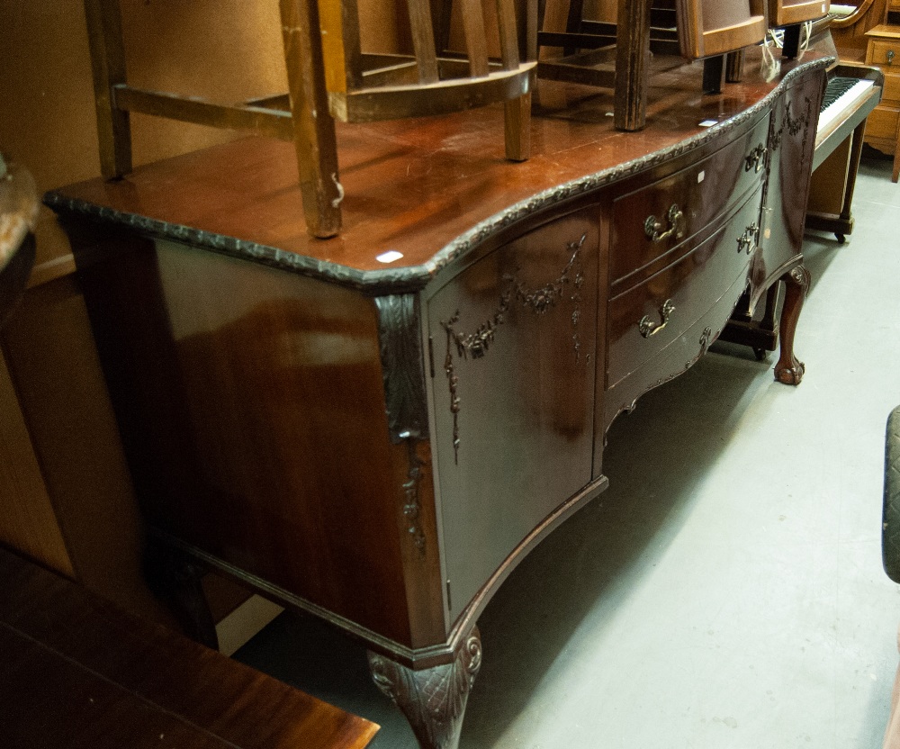 VICTORIAN MAHOGANY SERPENTINE SIDEBOARD, TWO CUPBOARDS TO EITHER END WITH TWO CENTRAL GRADUATED