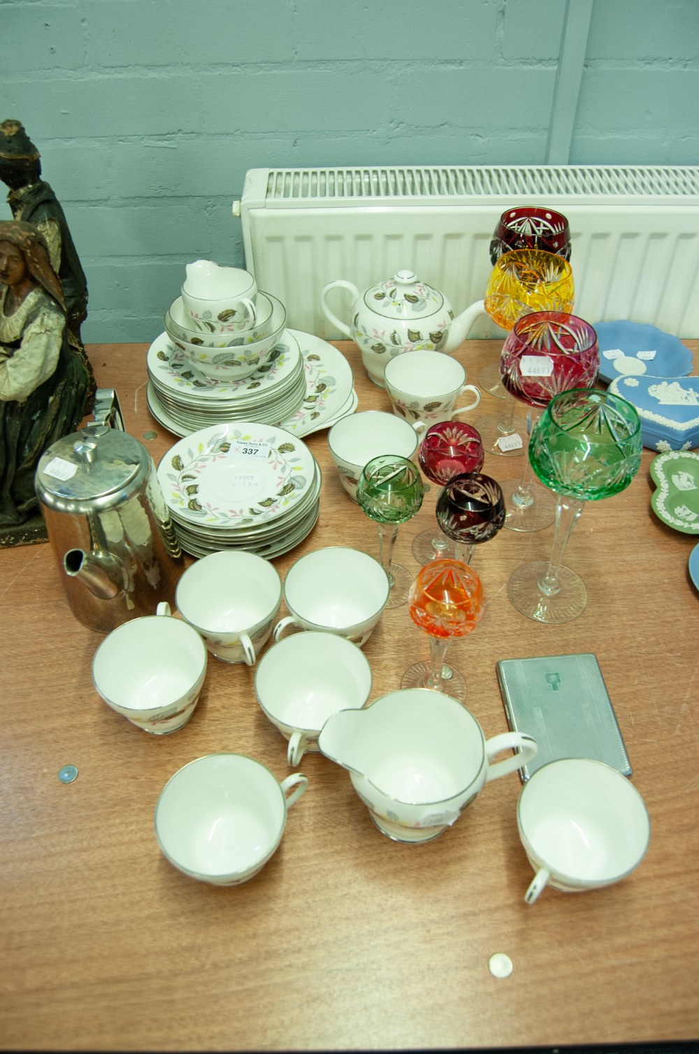 A 1960'S SHELLEY PORCELAIN TEA SERVICE CUT AND HARLEQUIN FLASHED DRINKING GLASSES ETC