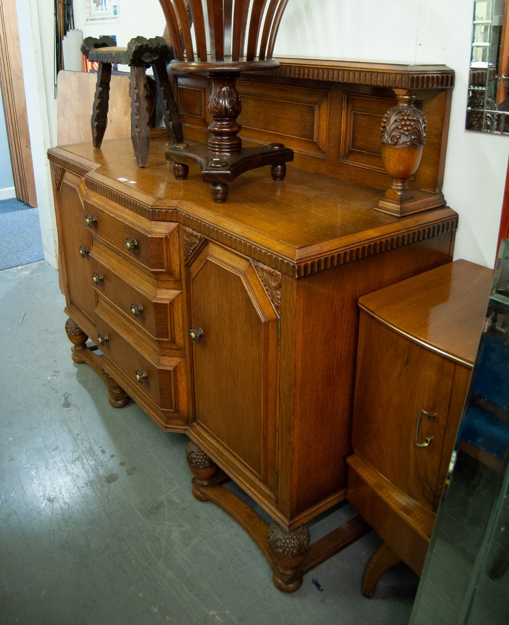 1930s OAK DINING ROOM SUITE COMPRISING A DROP-LEAF TABLE; FOUR CHAIRS WITH LEATHER PAD BACK AND