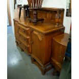 1930s OAK DINING ROOM SUITE COMPRISING A DROP-LEAF TABLE; FOUR CHAIRS WITH LEATHER PAD BACK AND