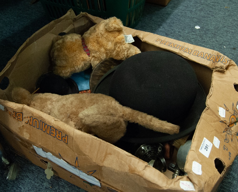 A SMALL SELECTION OF COLLECTABLES TO INCLUDE; BOWLER HAT AND 3 SMALL HATS, 2 SOFT TEDDY BEARS, A