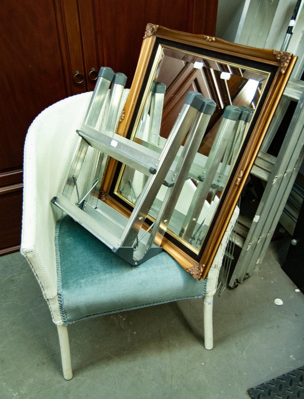 LLOYD LOOM TUB CHAIR, GILT FRAMED WALL MIRROR AND A SET OF ALUMINIUM STEPS (3)