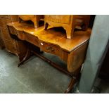 A REPRODUCTION CROSSBANDED MAHOGANY REGENCY REVIVAL SOFA TABLE WITH THREE FRIEZE DRAWERS, SPLAYED