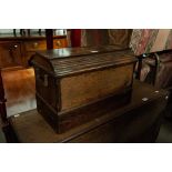 AN ORNATE SINGLE TABLE TOP SEWING MACHINE, IN OAK CASE