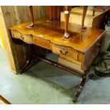 A REPRODUCTION CROSSBANDED MAHOGANY SOFA TABLE, WITH THREE FRIEZE DRAWERS, SPLAYED SUPPORTS UNITED