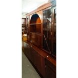 A MAHOGANY REPRODUCTION WALL DISPLAY CABINET AND DRINKS UNIT, THE TOP WITH CENTRAL ARCH, WITH