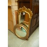 A TWENTIETH CENTURY REPRODUCTION EARLY GEORGIAN STYLE GILT GESSO WALL MIRROR WITH BEVELLED PLATE AND