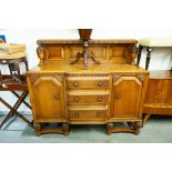 1930s OAK DINING ROOM SUITE COMPRISING A DROP-LEAF TABLE; FOUR CHAIRS WITH LEATHER PAD BACK AND