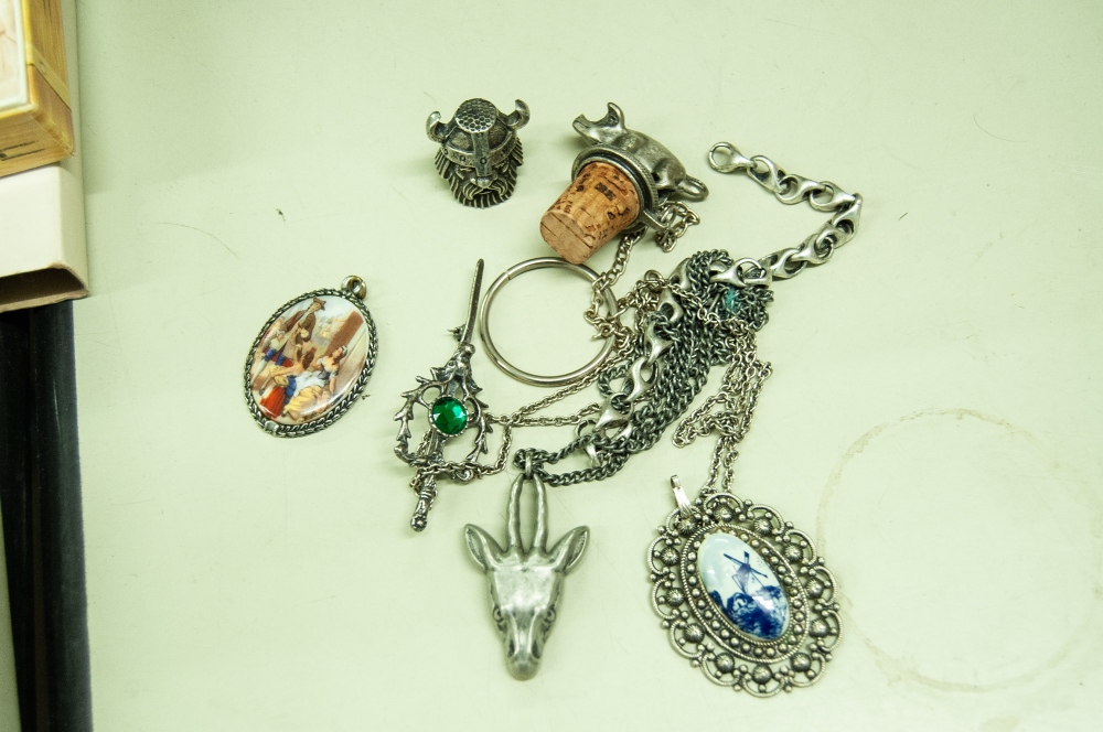 A GROUP OF PEWTER MODERN JEWELLERY TO INCLUDE; A BROOCH, BRACELET, NECKLACES, PIG BOTTLE STOPPER