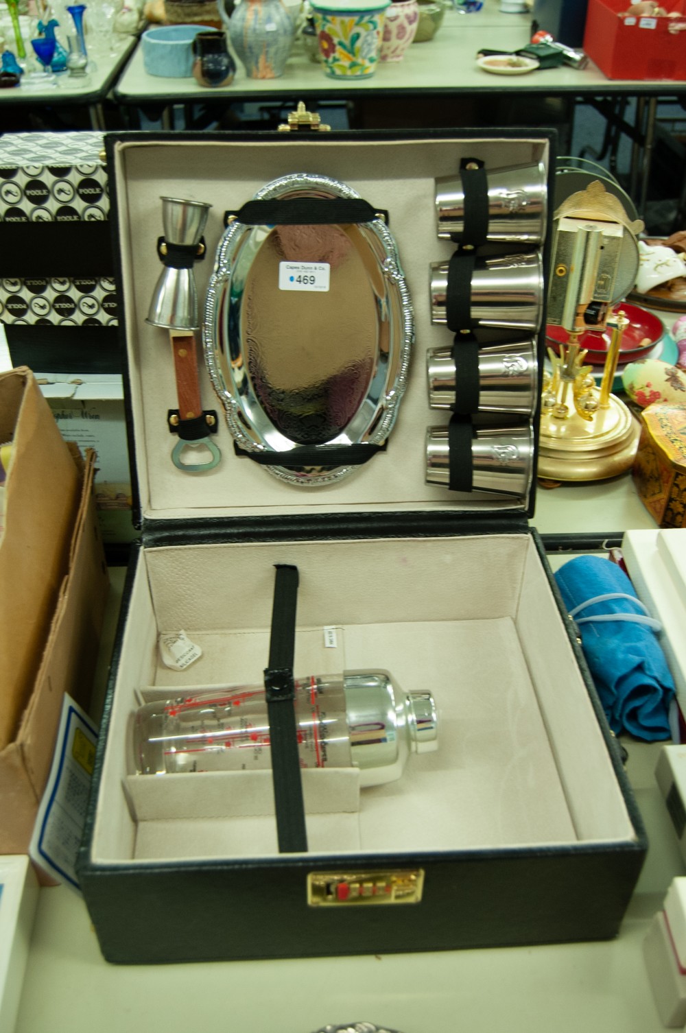 LEATHER PICNIC CASE FOR DRINKS FITTED IN THE LID WITH FOUR STAINLESS STEEL TUMBLERS, AN OVAL SERVING